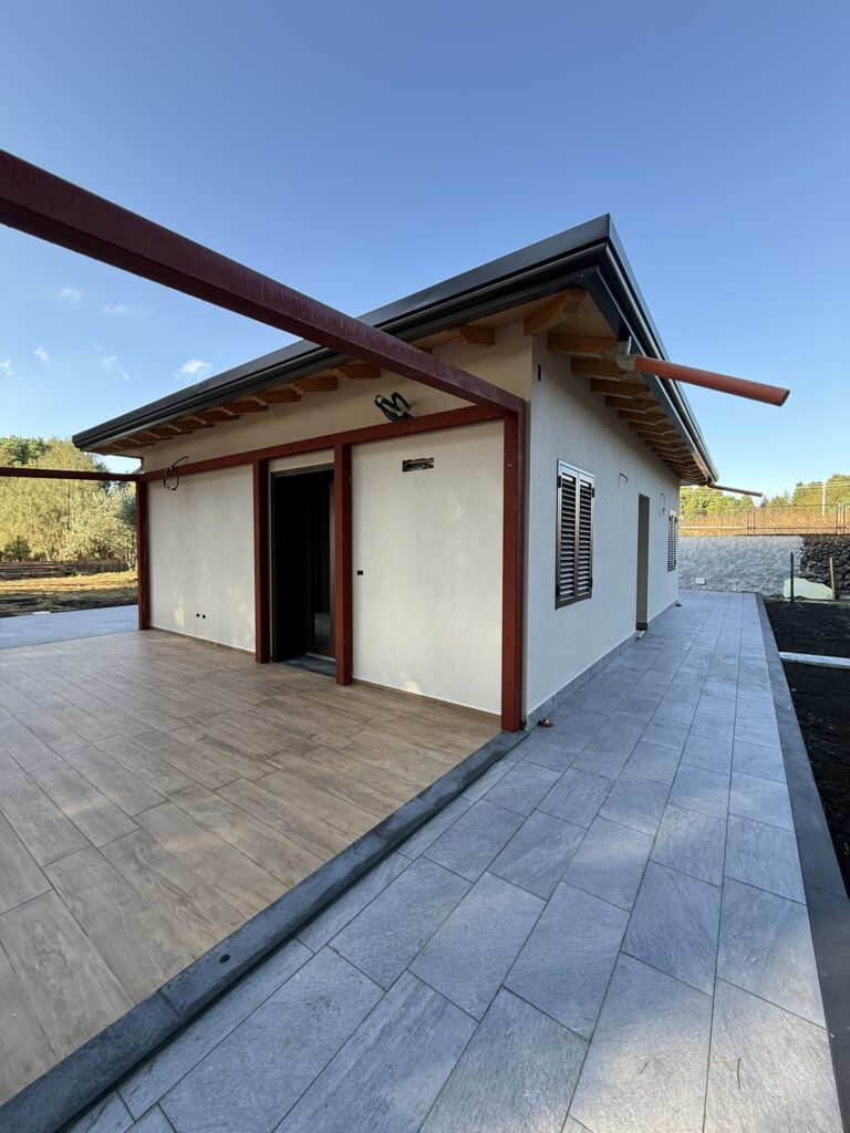 Villino con copertura in legno e pavimentazione esterna