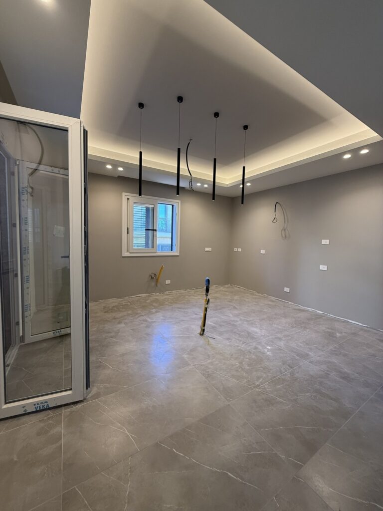 Soggiorno in fase di completamento con controsoffitto e illuminazione LED