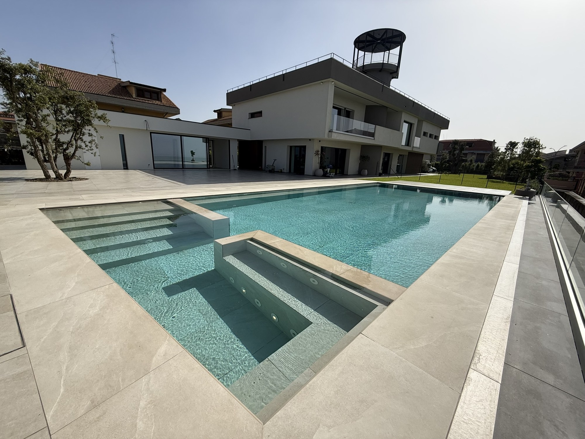 Piscina completata con gradoni di accesso e pavimentazione esterna