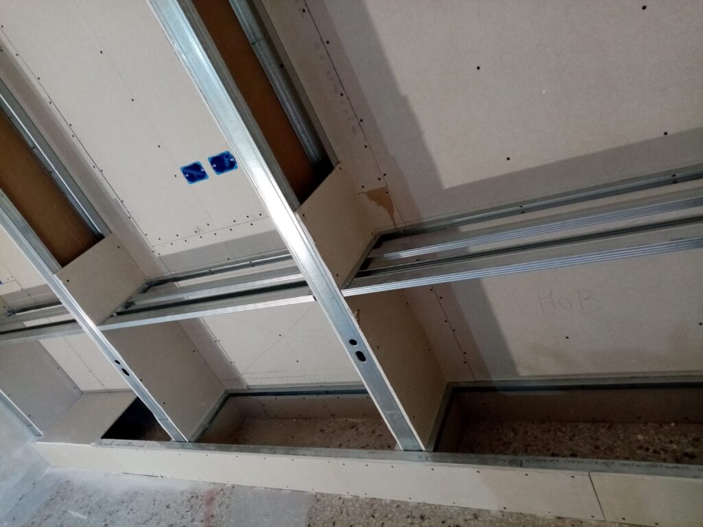 Struttura metallica e lastre di una parete in cartongesso durante la posa