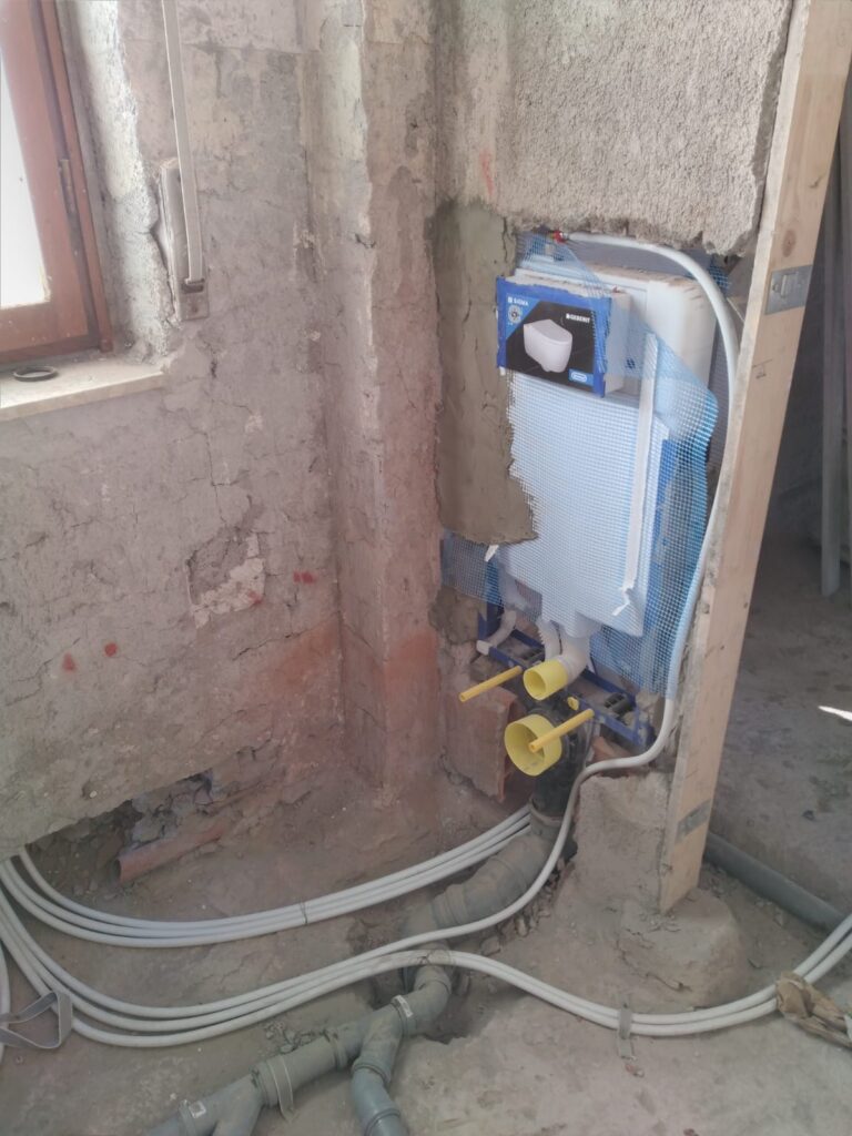 Tubazioni e cassetta da incasso predisposte nel bagno prima dei rivestimenti