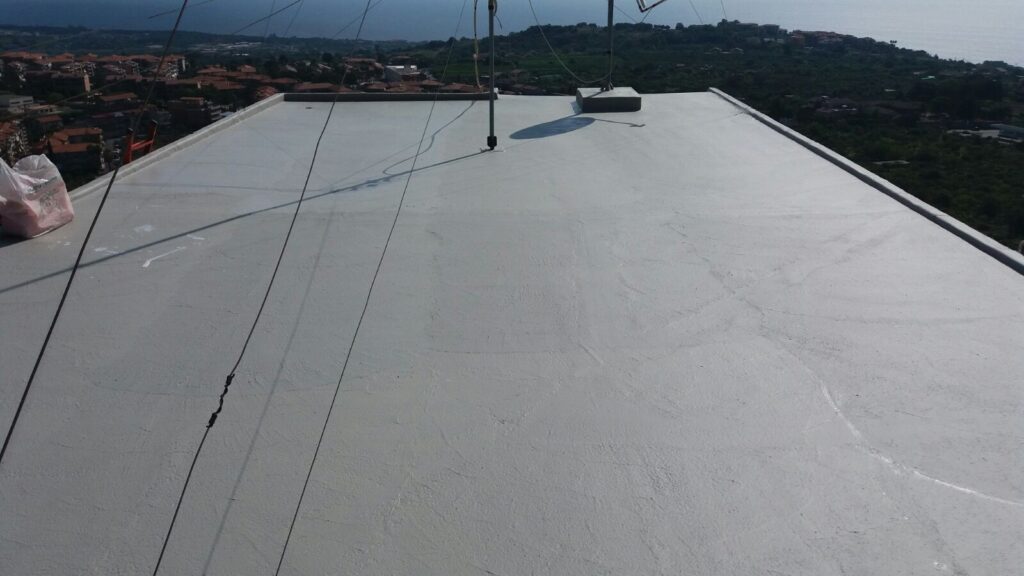 Copertura piana con superficie grigia dopo il trattamento